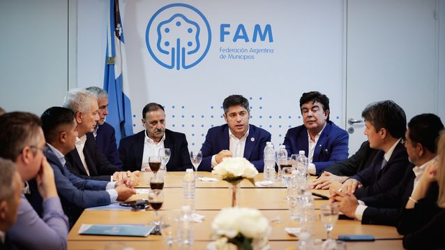 Kicillof, flanqueado por Quintela y Espinoza, en la FAM.&nbsp;