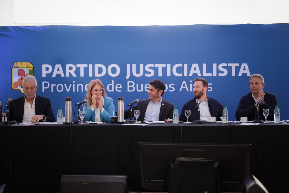 Alak, Magario, Kicillof, Otermín y Cascallares en la sede del PJ.&nbsp;