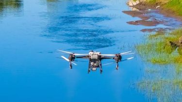 Un dron sobrevuela un curso de agua en Junín para combatir las larvas del barigüí.