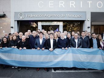 Kicillof, con intendentes en la sede de la FAM. Kicillof, con intendentes en la sede de la FAM.