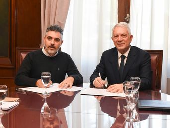 El director ejecutivo de ARBA, Cristian Girard, y el intendente de La Plata, Julio Alak. El director ejecutivo de ARBA, Cristian Girard, y el intendente de La Plata, Julio Alak.