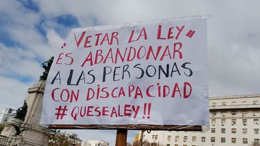 Una cartel en apoyo a las personas con discapacidad.&nbsp; 