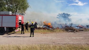 Los bomberos combatieron el incendio. - Municipalidad de Olavarría -