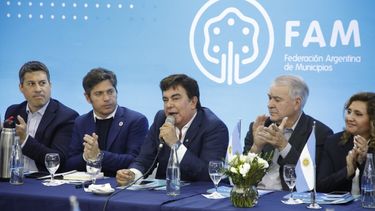Fernando Espinoza junto al gobernador Axel Kicillof en la reunión de la FAM.
