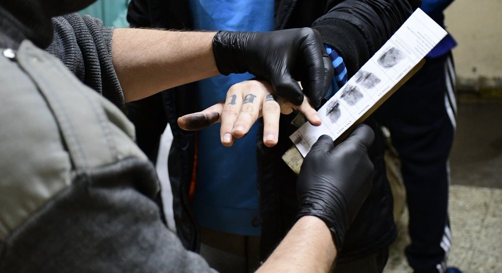 Para el traslado, los internos llevan una pulsera con un código QR.