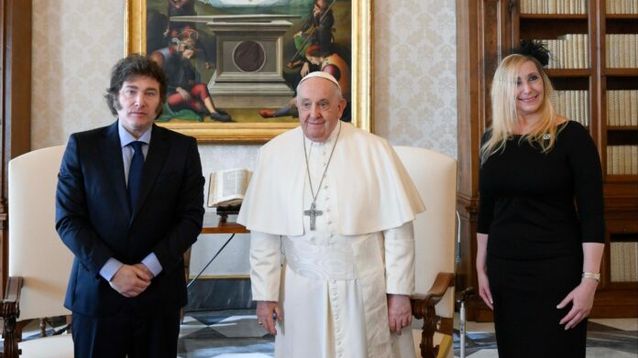 El Papa Francisco junto al presidente Javier Milei y la Secretaria General de la presidencia, Karina Milei.