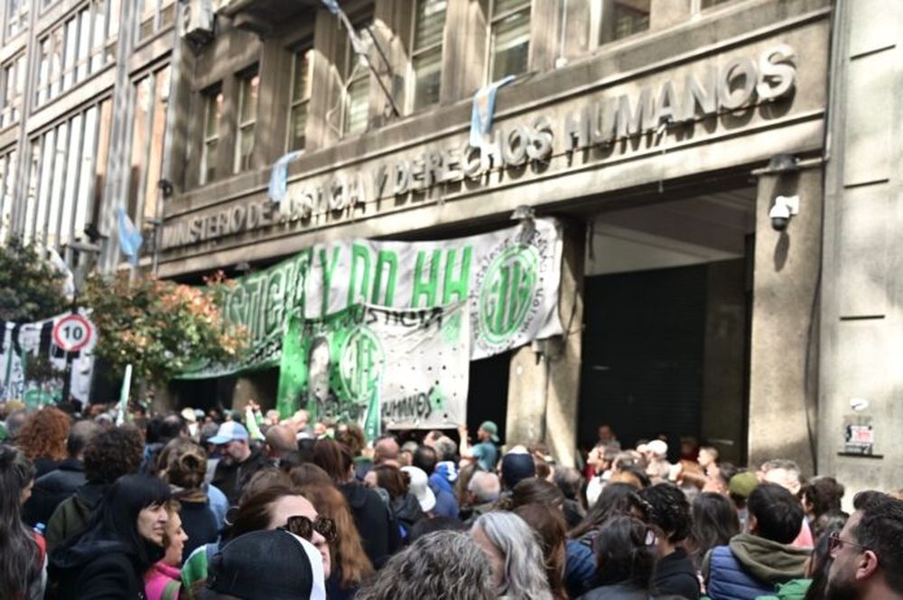 Una protesta de estatales por despidos del Gobierno.