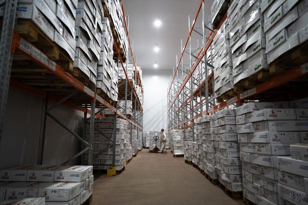 Un trabajador en un frigorífico. (Agencia Xinhua)