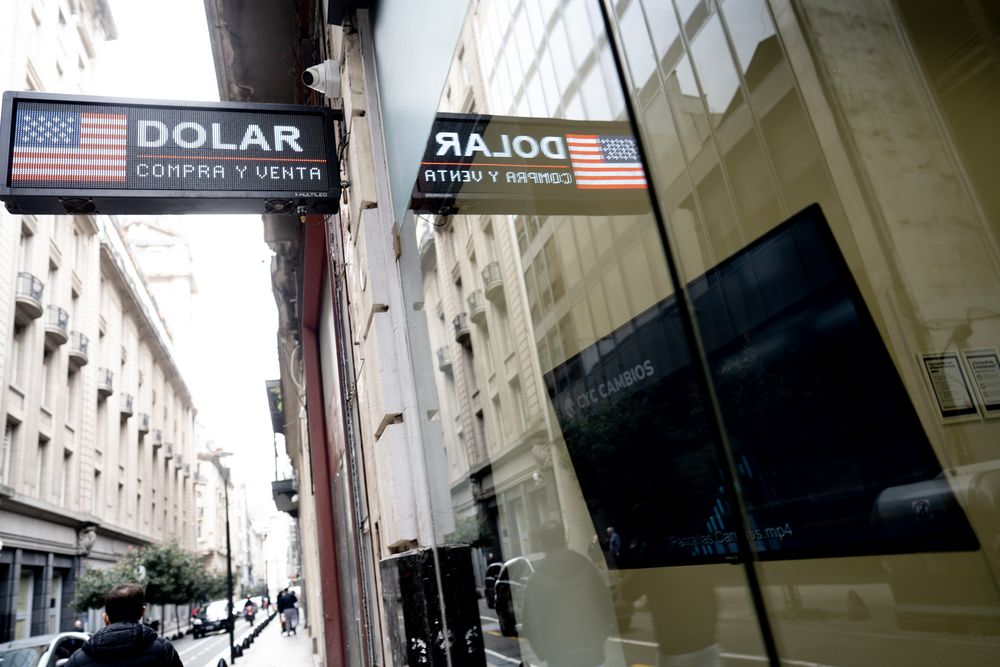 El dólar arrancó la semana con fuerte retroceso.