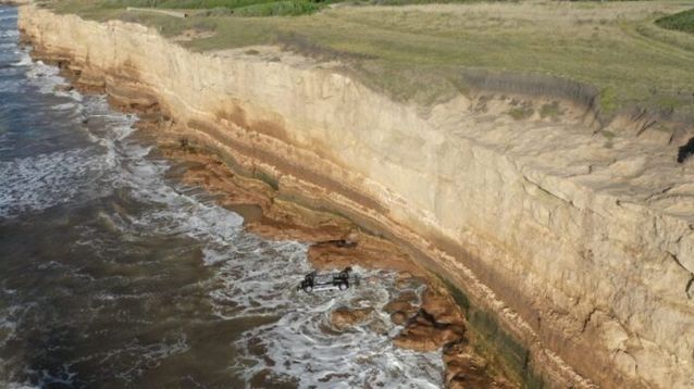Uno de los autos arrojados al mar en Mar del Plata. - La Capital -