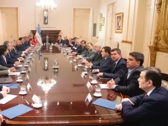 Milei y Kicillof en la primera reunión del Presidente y los gobernadores. (Presidencia) Milei y Kicillof en la primera reunión del Presidente y los gobernadores. (Presidencia)