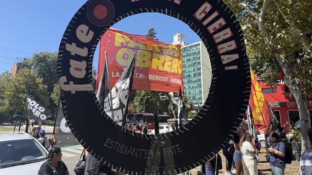 Trabajadores de FATE en reclamo en la Legislatura. (Agencia DIB / Adriana Dellatorre)