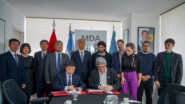 Javier Rodríguez firma el acuerdo con los representantes del CCIC. (Prensa MDA)