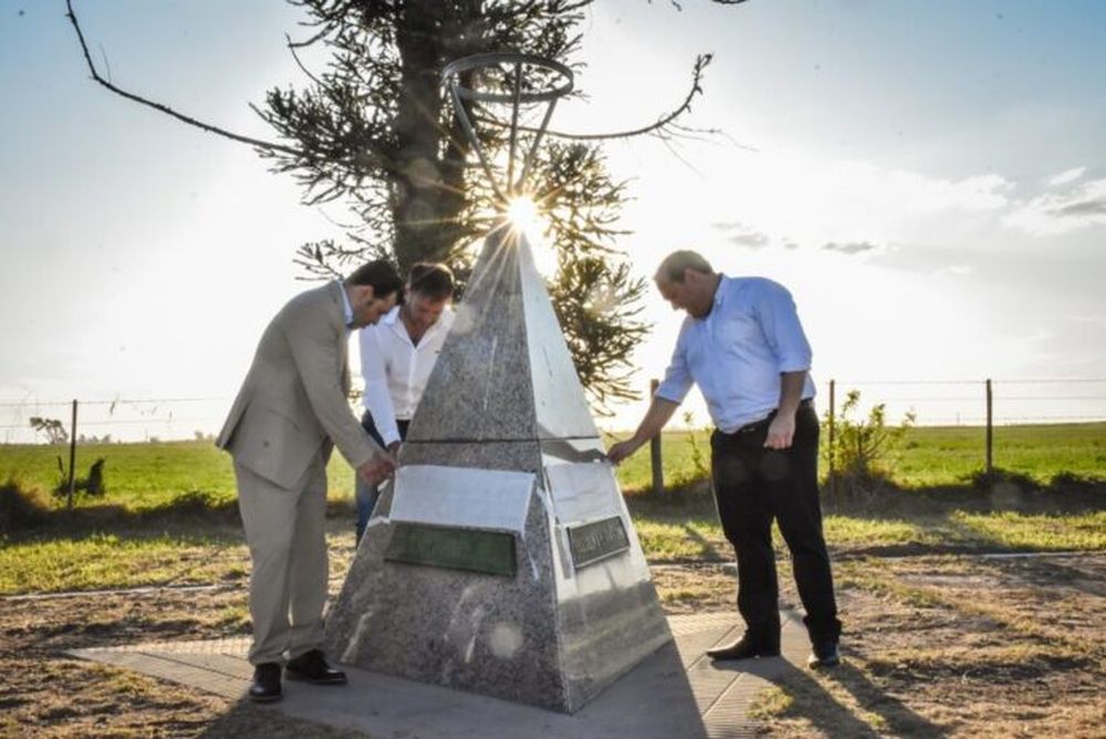 Los intendentes en el acto de Garré. (La Opinión de Trenque Lauquen)