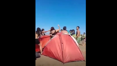 Captura del video que circuló en redes sociales de la pelea entre dos familias en Santa Teresita.