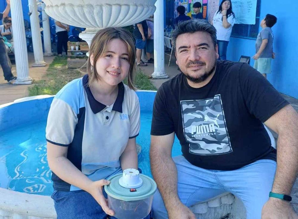 Magalí Frappa y su profesor Ariel Pérez con el dispositivo para prevenir caídas accidentales en piletas.