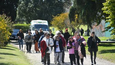 Las familias de Brenda Del Castillo y Morena Verdi en el cementerio Las Praderas. 