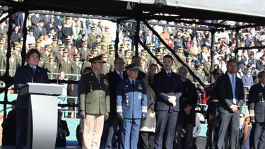 El Presidente da su discurso junto a parte de sus ministros y a la cúpula de las FFAA. (Presidencia)