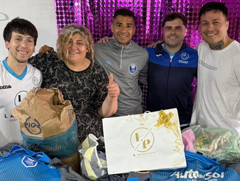 Jugadores e hinchas, juntos por los más necesitados de Bolívar. Jugadores e hinchas, juntos por los más necesitados de Bolívar.