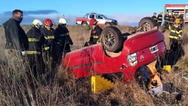 Chevrolet Corsa accidentado en la ruta provincial 85, en Coronel Suárez. - La Nueva Radio Suárez -