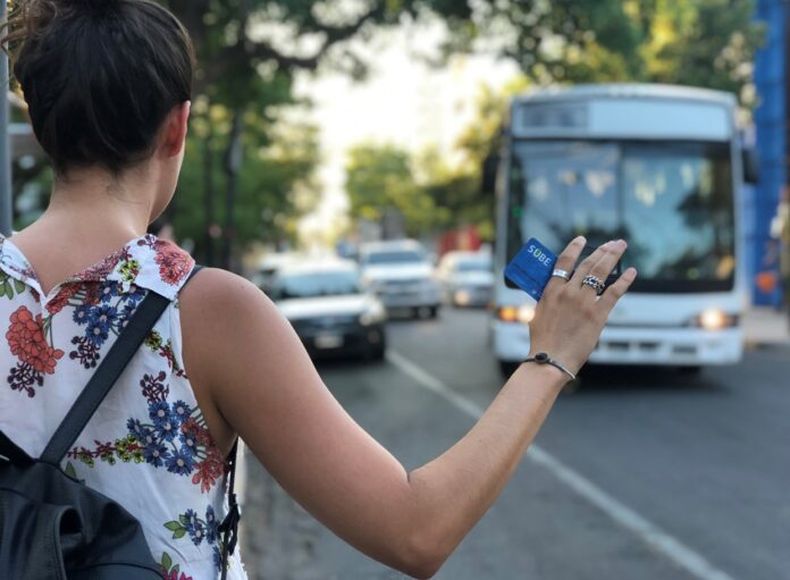 Una persona esperando el colectivo.