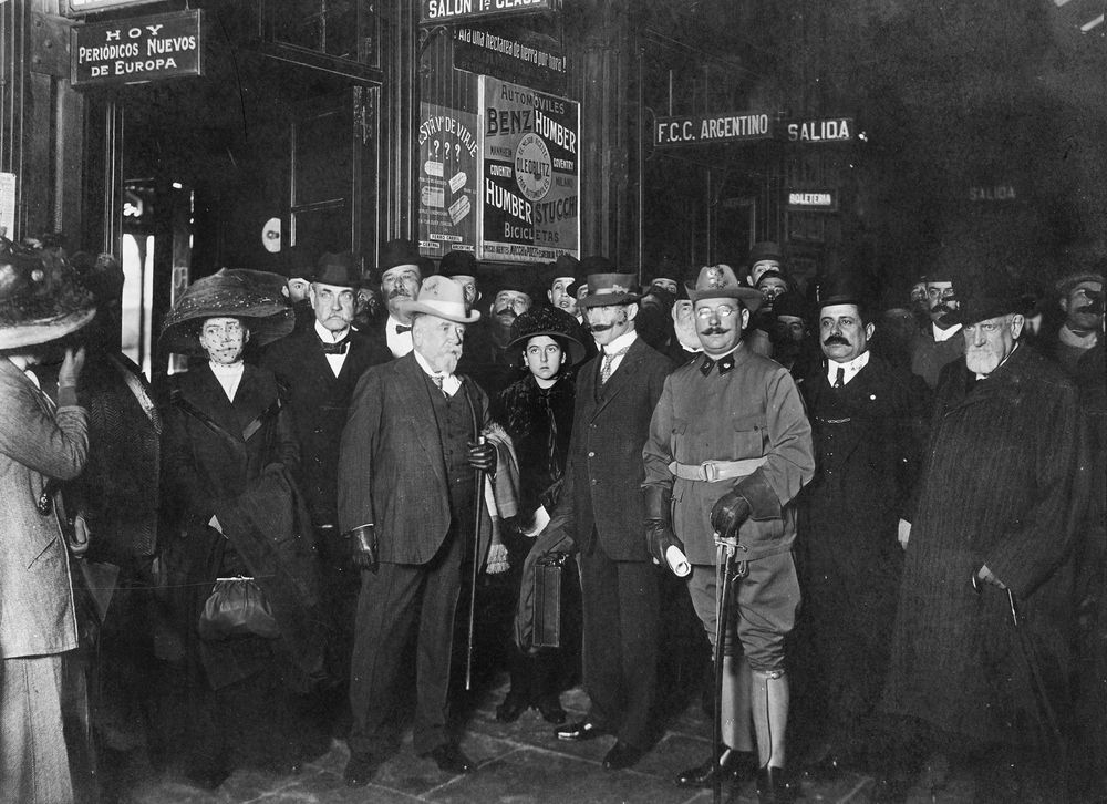 Dardo Rocha junto a sus hijos María Celia y Carlos, partiendo en misión diplomática a Bolivia, 1911.