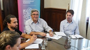 La firma del convenio marco de cooperación entre el MDA y el IBP cubano. (Prensa MDA)