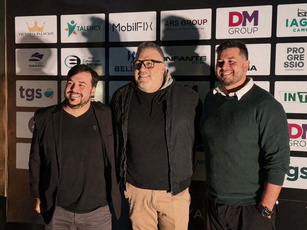 Más invitados posando ante las cámaras.