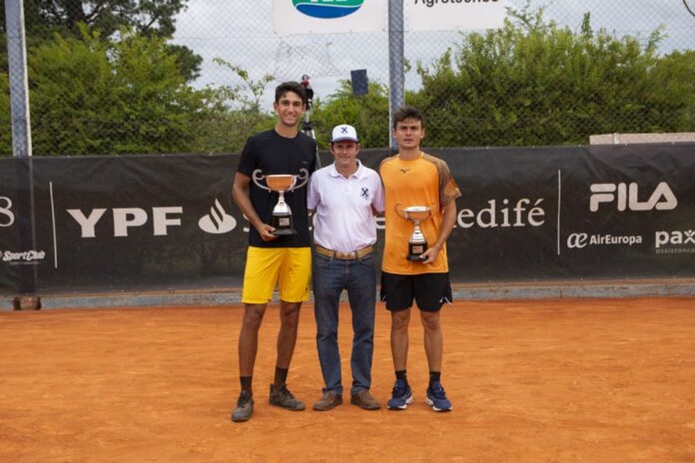 Lorenzo Rodríguez junto con el otro finalista Alex Barrena y el presidente de la subcomisión de tenis del Club de Remo de Azul Gonzalo Vidal. (VERÓNICA ALBELO)