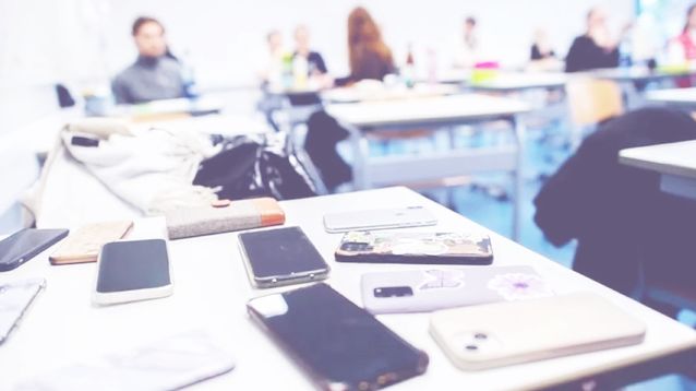 La restricción del uso de celulares y pantallas en las aulas, siempre en debate.&nbsp;