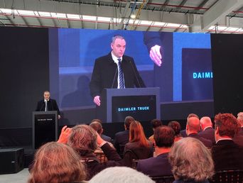El jefe de Gabinete, Manuel Adorni, da un discurso en la nueva planta de Mercedes Benz en Zárate. El jefe de Gabinete, Manuel Adorni, da un discurso en la nueva planta de Mercedes Benz en Zárate.
