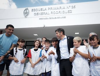 El gobernador Axel Kicillof junto a alumnos de la primaria. El gobernador Axel Kicillof junto a alumnos de la primaria.