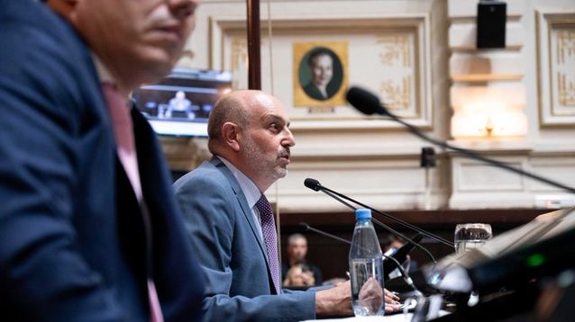 Alexis Guerrera preside la sesión por el endeudamiento.&nbsp;