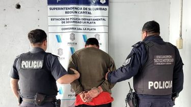 El hombre detenido por los disparos en el Hipódromo platense. (X @mauroszeta)