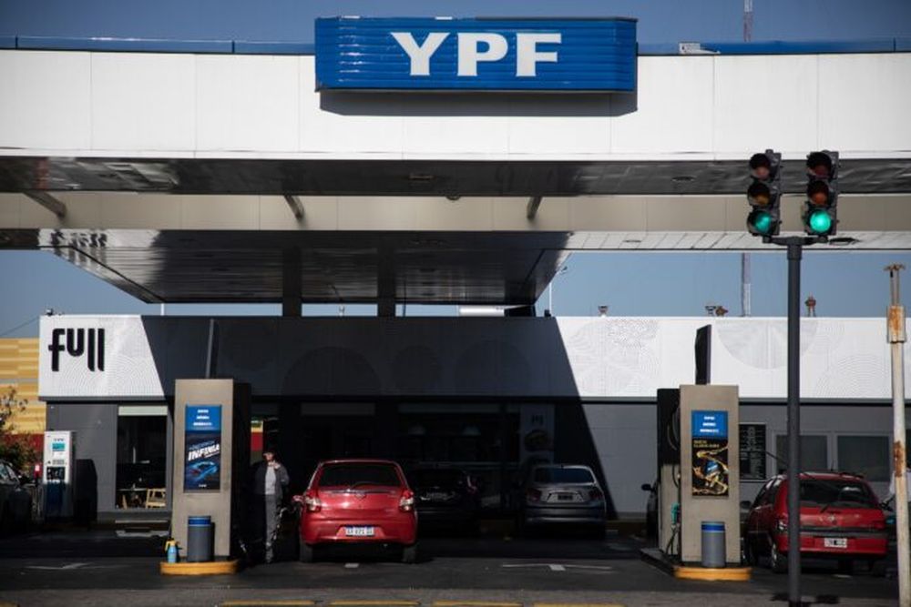 Vehículos son abastecidos de combustible en una estación de servicio de YPF. (Xinhua/Martín Zabala)