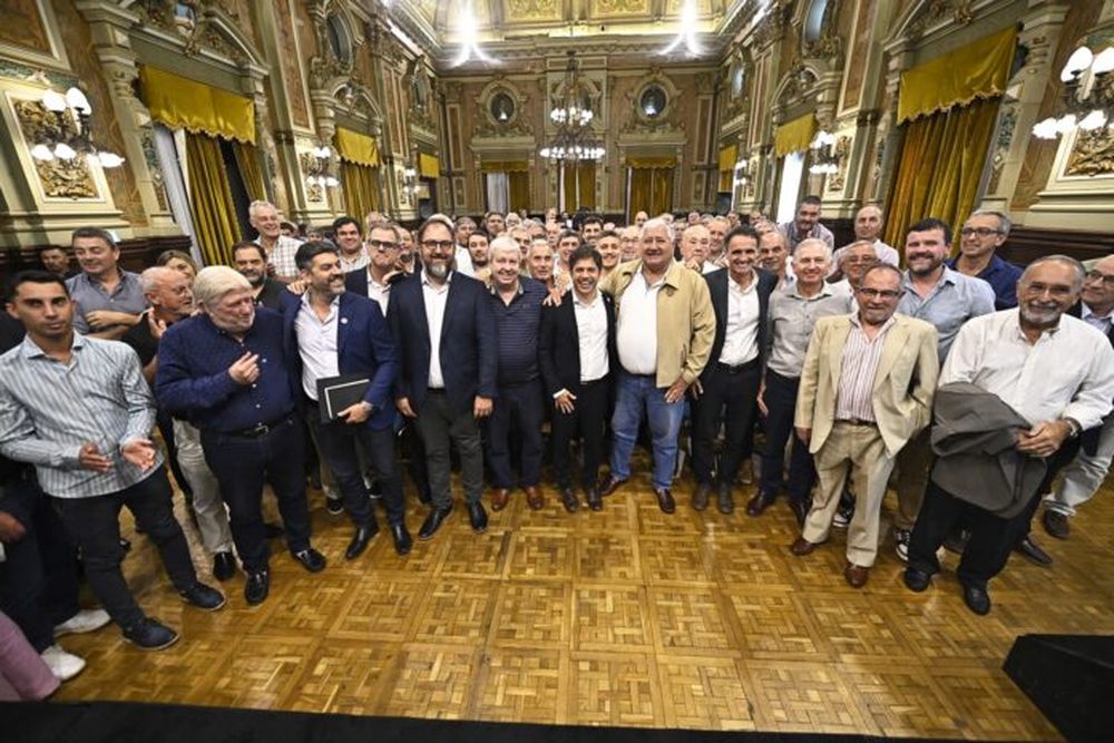 El gobernador Axel Kicillof junto a representantes de las cooperativas eléctricas. (Gobierno PBA)