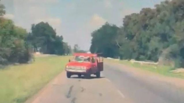 La imagen de video muestra a la camioneta circulando de contramano en Cañuelas.&nbsp;