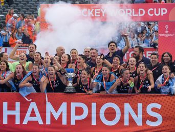 Las Leonas levantan la Copa tras conquistar el Mundial de Países Bajos y Bélgica, la tercera estrella para el seleccionado femenino de hockey.