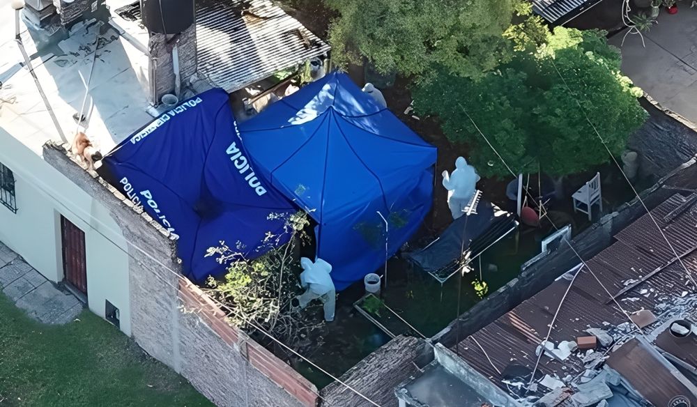 La Policía Cientifica en el lugar donde fueron hallados los cuerpos de las chicas. (Captura de video)