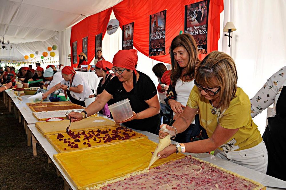 En verano, la Fiesta Provincial de la Frambuesa es el principal evento de Barker. En verano, la Fiesta Provincial de la Frambuesa es el principal evento de Barker.