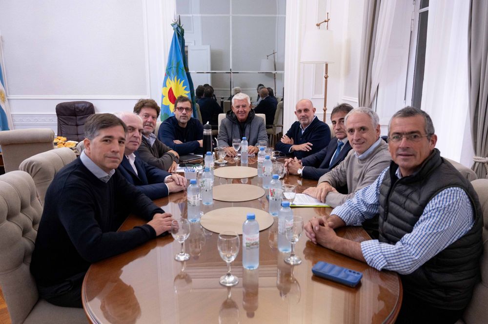 Intendentes y autoridades parlamentarias en la reunión para avanzar con los fondos para los municipios.&nbsp;