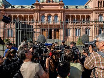 Los periodistas tienen prohibido el ingreso a la Casa Rosada. Los periodistas tienen prohibido el ingreso a la Casa Rosada.