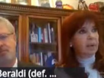 Cristina Fernández junto a su abogado, en la primera audiencia del juicio en la causa Cuadernos. Cristina Fernández junto a su abogado, en la primera audiencia del juicio en la causa Cuadernos.