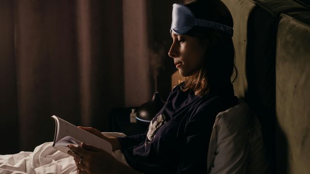 Una mujer leyendo en la cama.&nbsp;