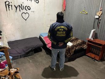 Unas 150 personas fueron encontradas en situación de explotación laboral y precariedad habitacional en un predio de Los Hornos. Unas 150 personas fueron encontradas en situación de explotación laboral y precariedad habitacional en un predio de Los Hornos.