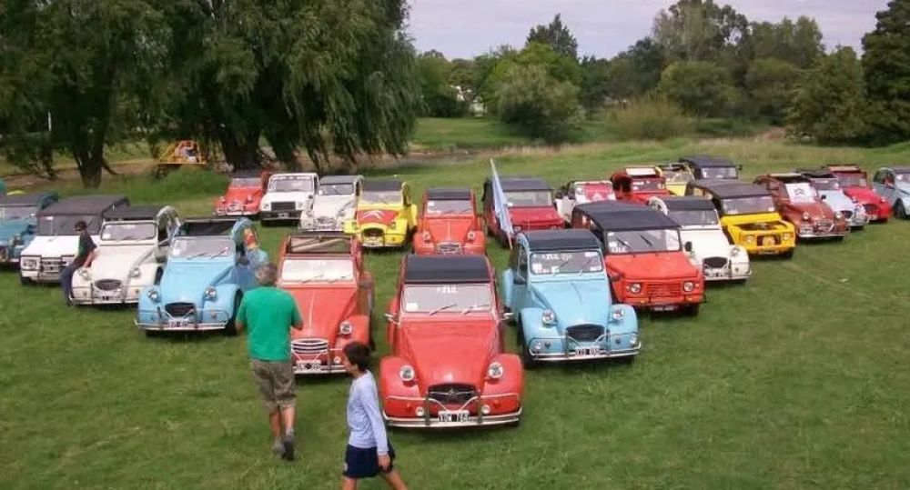 Autos con más de medio siglo pero impecables se verán por Azul. (Foto: El Tiempo)