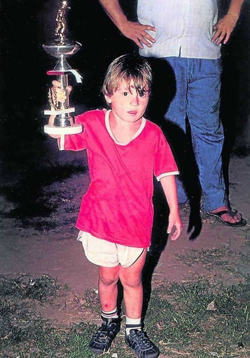Leo levantando su primer trofeo.&nbsp;