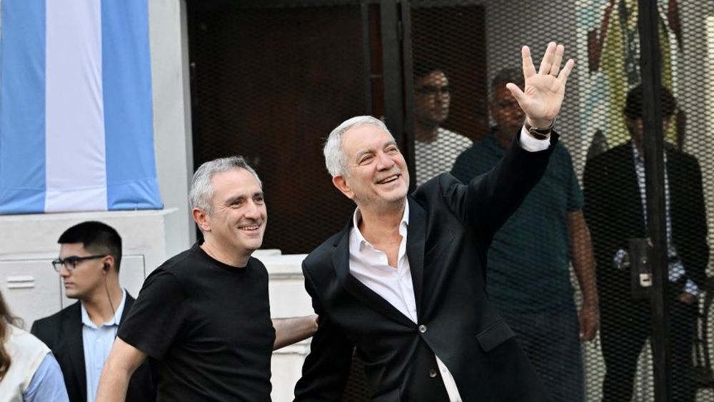 El intendente Julio Alak junto al Cuervo Larroque al asumir como presidente del PJ platense. El intendente Julio Alak junto al Cuervo Larroque al asumir como presidente del PJ platense.