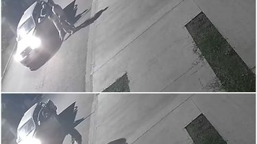 El momento en el que el muchacho llega en la camioneta e increpa al otro joven, para golpearlo y dejarlo inconsciente en el piso. (Imágenes de cámaras de seguridad)&nbsp;