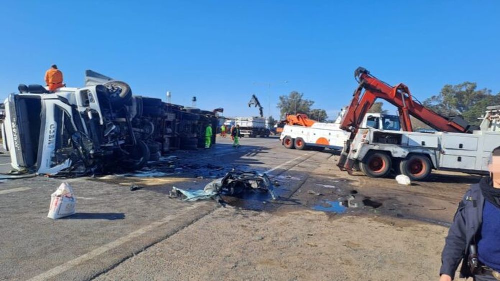El camión que provocó el siniestro quedó volcado y su carga se derramó sobre la autovía. (X @AuSol_AR)